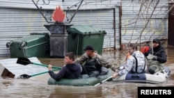 Люди на надувных лодках во время наводнения в городе Оренбурге, Россия, 10 апреля 2024 года