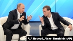 В октябре 2011 года было объявлено, что Владимир Путин вновь будет баллотироваться на пост президента РФ после четырехлетнего президентского срока Дмитрия Медведева. С момента «рокировки» Путин больше не передавал (даже формально) власть в стране другим лицам.