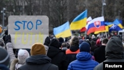 Участники протестной акции, прошедшей после встречи премьер-министра Словакии Роберта Фицо с президентом России Владимиром Путиным, Братислава, Словакия, 23 декабря 2024 года