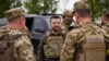 Зеленский посетил украинских военных на передовой
