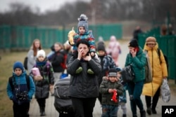 Украинские беженцы пересекают границу с Польшей в Медыке, 5 марта 2022 года