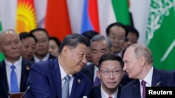 Tổng thống Nga Vladimir Putin, phải, gặp Chủ tịch Trung Quốc Tập Cận Bình tại hội nghị thượng đỉnh BRICS ở Kazan, Nga, ngày 24/10/2024.