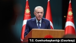 Türkiye’nin bekasını ve güvenliğini koruma noktasında nasıl tavizsiz bir iradeye sahip olduğunu pek çok kez gösterdiğini kaydeden Erdoğan, “İş o radde varırsa yine bir gece ansızın gelebiliriz" dedi.