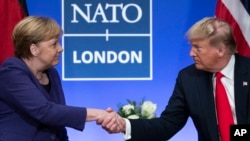 Tư liệu TT Trump bắt tay Thủ tướng Đức Angela Merkel tại Thượng đỉnh NATOở The Grove, ngày 4/12/2019, ở Watford, Anh quốc.. (AP Photo/ Evan Vucci)