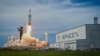 Тяжелая ракета SpaceX Falcon Heavy, на борту которой находится геостационарный оперативный экологический спутник U (GOES-U), стартует со стартового комплекса 39A в Космическом центре Кеннеди НАСА, Флорида, 25 июня 2024 года.