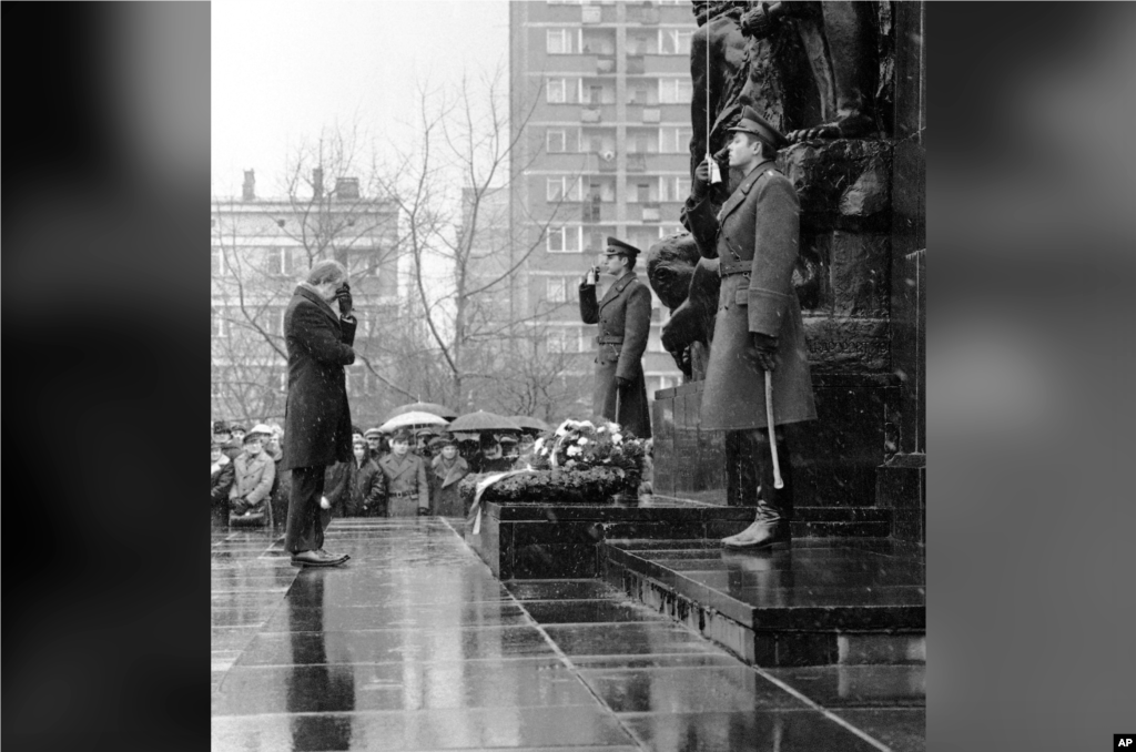 30 декабря 1977 года. В предновогодней поездке 1977 года, включавшей Иран, Индию, Саудовскую Аравию, Египет, Францию и Бельгию, одной из остановок Картера впервые стала страна соцлагеря. На этом фото Картер отдает дань героям восстания в варшавском гетто. Визит, впрочем, запомнился конфузом: переводчик вызвал смех неверным переводом речей президента на польский: например, одна из переведенных фраз (притом, наименее скандальная!) звучала как &laquo;Я покинул США и никогда обратно не вернусь&raquo;.