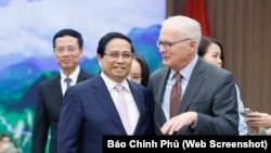 Thủ tướng Phạm Minh Chính (trái) tiếp ông John Neuffer, Chủ tịch Hiệp hội Công nghiệp bán dẫn Hoa Kỳ (SIA), tại Hà Nội vào ngày 10/12/2024.