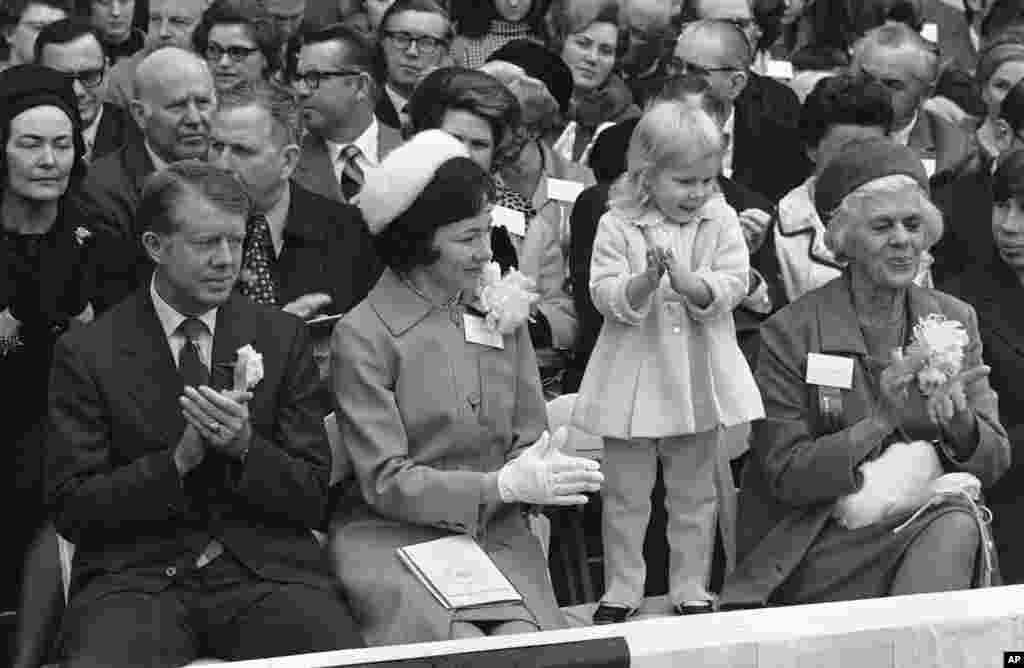 12 января 1971 года. На этой фотографии запечатлен день, когда Картер принял присягу в качестве губернатора. На фото, справа от Джеймса, Розалин и Эми, &mdash; Лилиан Картер, мать будущего президента. &laquo;Мисс Лилиан&raquo;, как ее называли, работала медсестрой, а в 1960-х провела несколько лет в Индии, помогая лечить больных проказой в статусе волонтера Корпуса мира. В годы президентства ее сына она написала несколько книг. Лилиан Картер ушла из жизни в 1983 году.