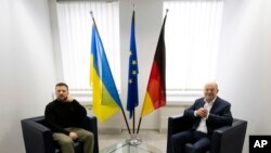 Канцлер Германии Олаф Шольц (справа) и президент Украины Владимир Зеленский встречаются для двусторонних переговоров в аэропорту Франкфурта. Германия. 6 сентября 2024 года. (Boris Roessler/Pool via AP)