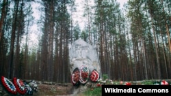 На месте массовых захоронений жертв «Большого террора» в Сандармохе. Архивное фото.