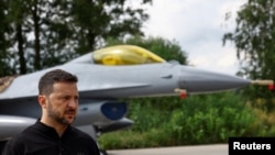 Президент Украины Владимир Зеленский. На заднем плане – истребитель F16 (архивное фото) 