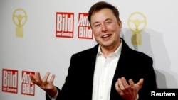 CEO Tesla Elon Musk tại lễ trao giải thưởng ô tô "Das Goldene Lenkrad" (Vô lăng vàng) do tờ báo Đức Bild trao tặng tại Berlin ngày 22/11/2019. Tỷ phú giàu nhất thế giới lên tiếng ủng hộ đảng cực hữu AfD trong cuộc tranh cử ở Đức.