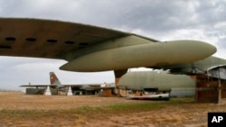 Бомбардировщик B-52G Stratofortress, подпадающий под ограничения Договора СНВ-3, на авиабазе Тусон, Аризона. 21 мая 2015 г.