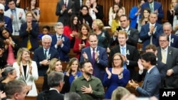 Канадский парламент приветствует президента Украины Владимира Зеленского (в центре) овациями. Премьер-министр Канады Джастин Трюдо (справа) также аплодирует ему. Палата общин, Оттава, Канада, 22 сентября 2023 года. (Фото Шона Килпатрика / PO)