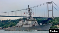 Эсминец ВМС США USS Carney в проливе Босфор в Стамбуле (архивное фото)